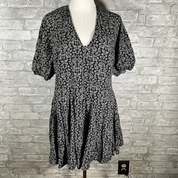 Universal Thread Dresses & Skirts - Universal Thread sz L Bell Elbow Sleeve Mini Dress Black Floral V-neck Sz Medium
